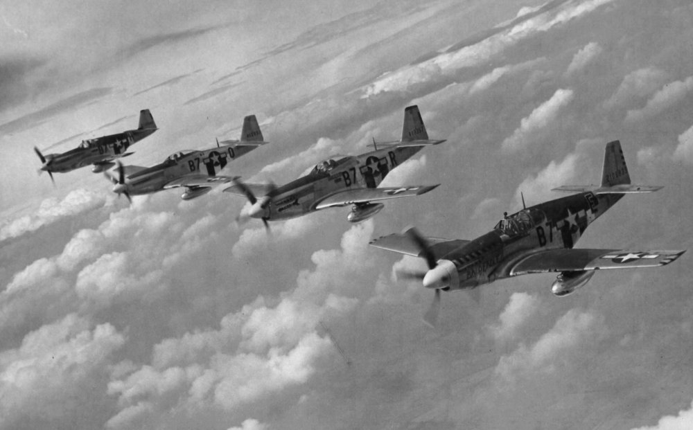 What was a noted shortcoming of the early versions of the iconic P-51 Mustang fighter?