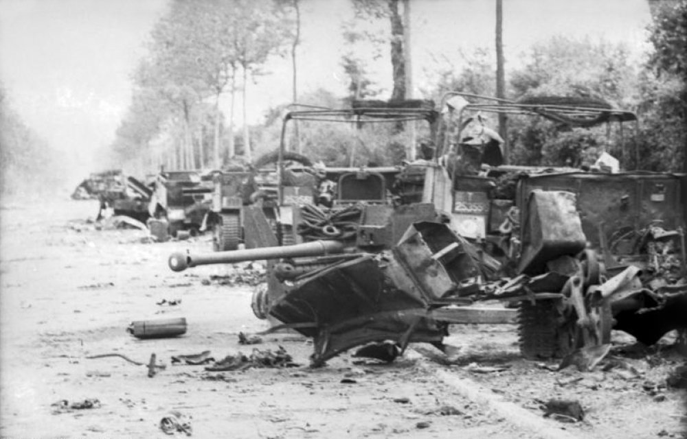 What kind of Allied force lost 13-14 tanks and a similar number of transport vehicles to a single German Tiger tank in the Battle of Villers-Bocage, which occurred during the fight for Normandy?