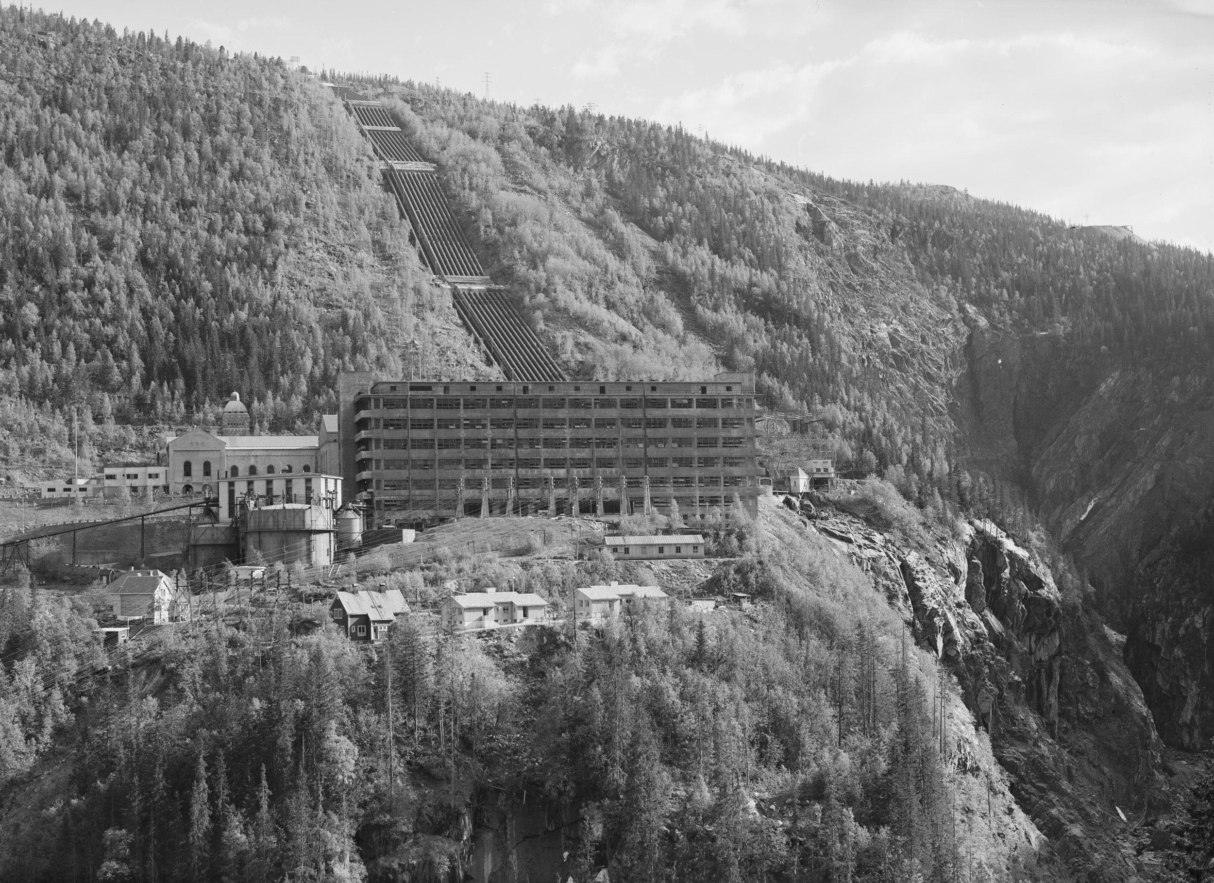 What was the goal of Operation Gunnerside, a British commando raid on a hydroelectric plant in German-occupied Vemork, Norway, in February 1943?