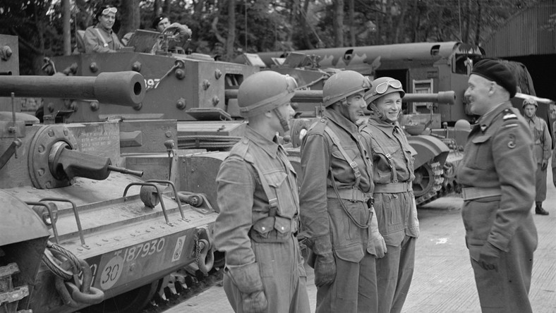 Who was the commander of the Polish 1st Armoured Division, a tank division that fought alongside the Western Allies in World War II under the emblem of the Winged Hussars?