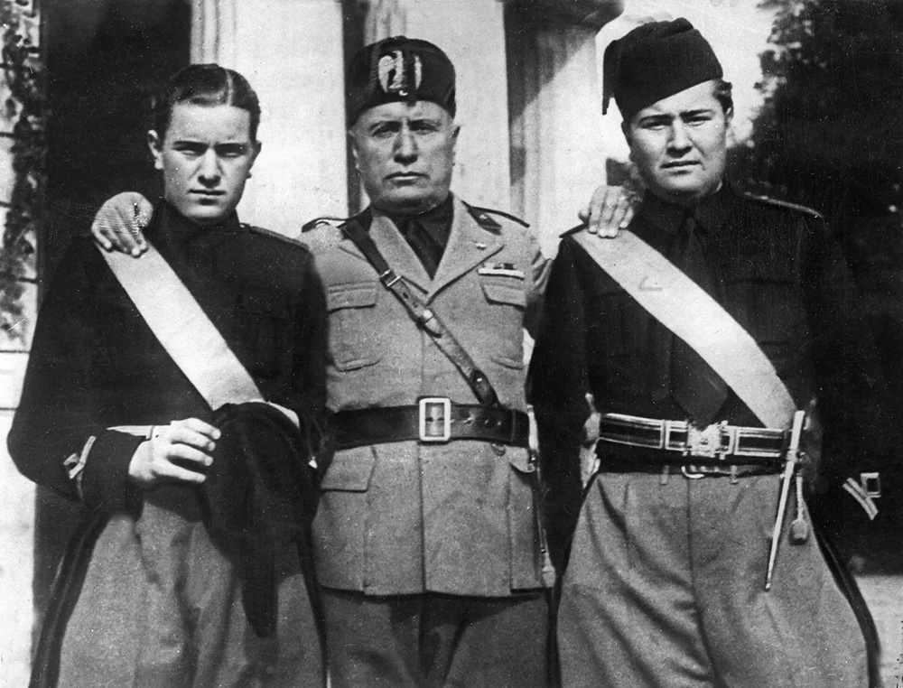 Mussolini saw himself and Fascist Italy as the rightful historical heir of what?